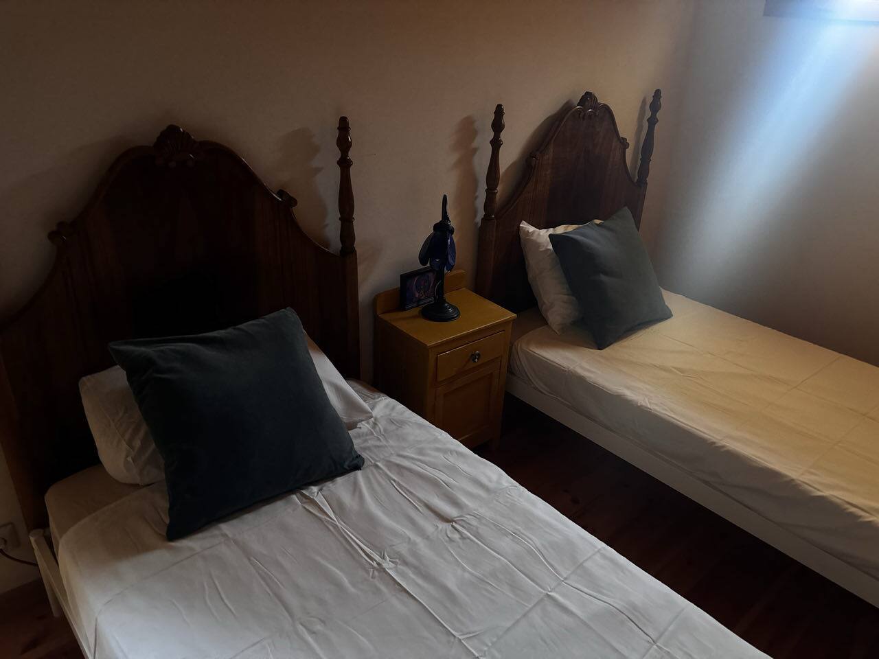Dormitorio con cabeceros de madera tallada