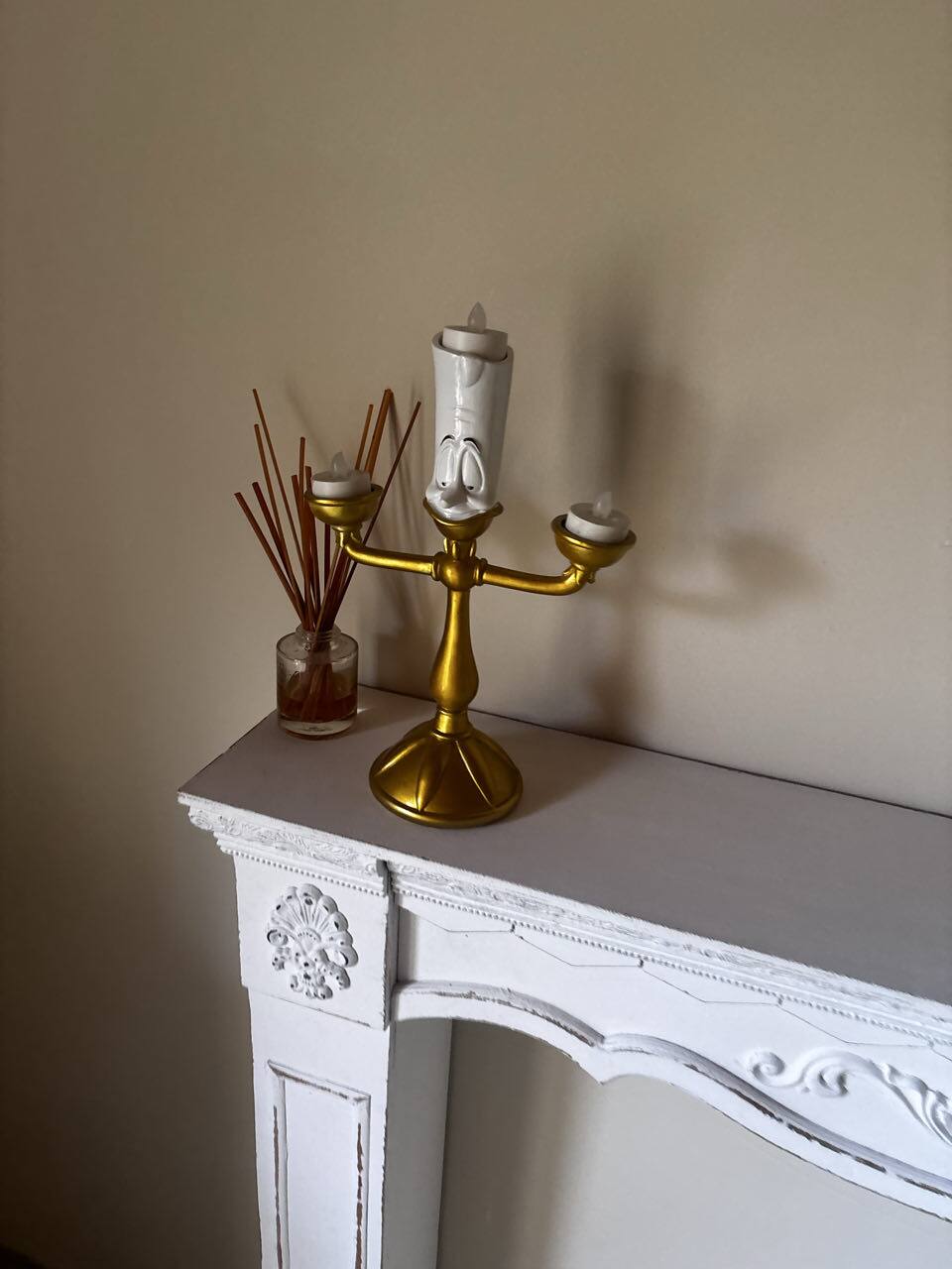 Candelabro figura sobre una chimenea
