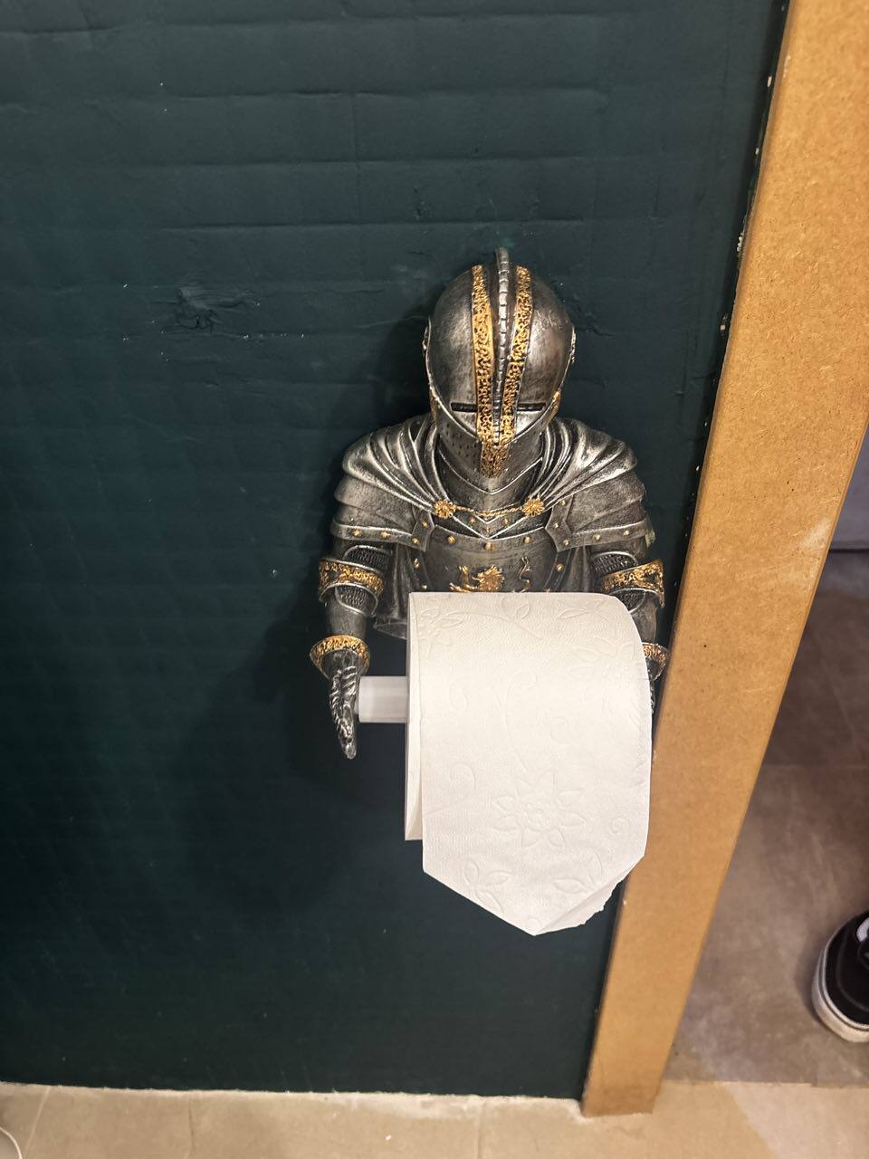 Portarrollos de papel higiénico con forma de caballero con armadura
